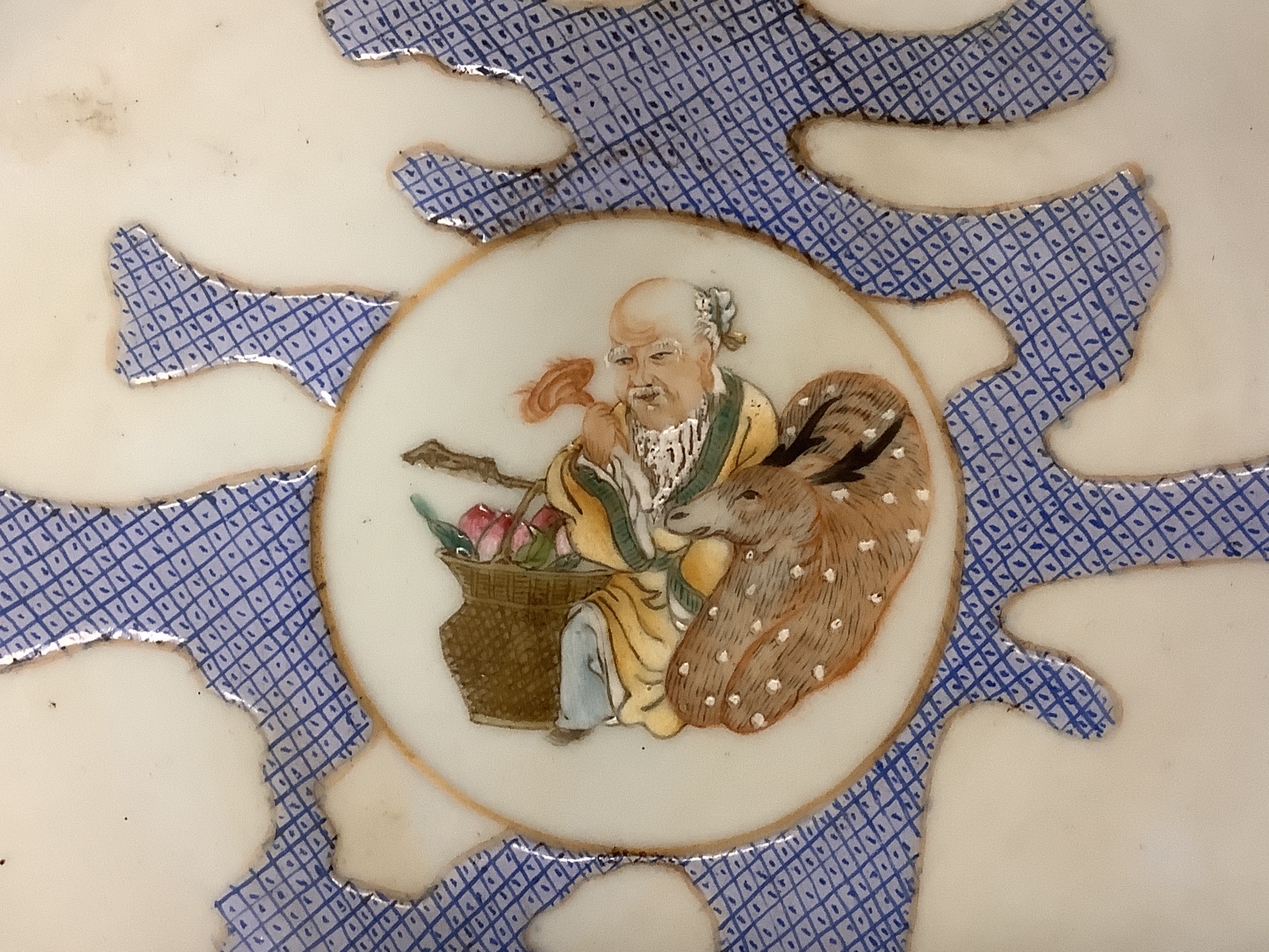 A Chinese famille rose plate, decorated with character mark and gentleman, diameter 27cm